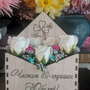 Сапунени рози в дървен плик