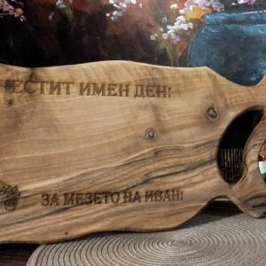 Гравирана дъска за рязане от орех подходяща за имен ден