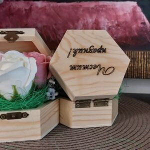 Дървена кутия със сапунени рози и гравирано пожелание
